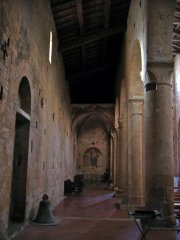 La navata laterale
dell’abbazia di
Abbadia a Isola
(9739 bytes)